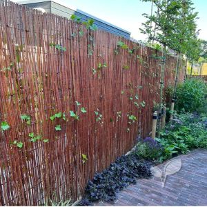 Natuurlijke tuinafscheiding met wilgenmatten